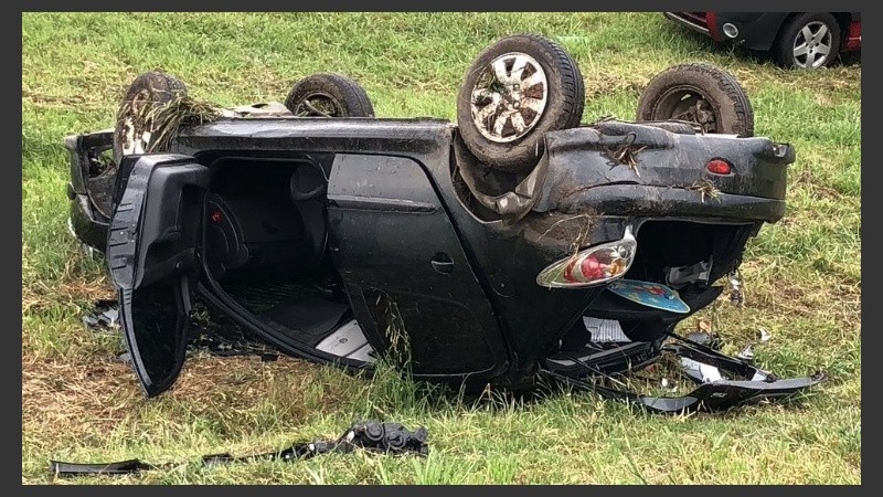 El auto volcó y quedó sobre el cantero central de la autopista.
