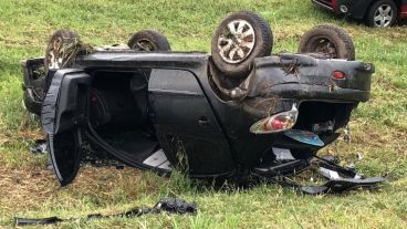 El auto volcó y quedó sobre el cantero central de la autopista.