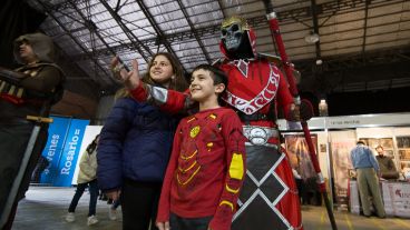 Una foto con uno de los personajes que dan vueltas por la convención.