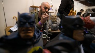 Se puede apreciar el trabajo de quienes trabajan sobre arcilla.