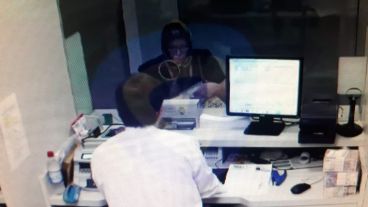 Se hizo pasar por anciana y quedó filmada.