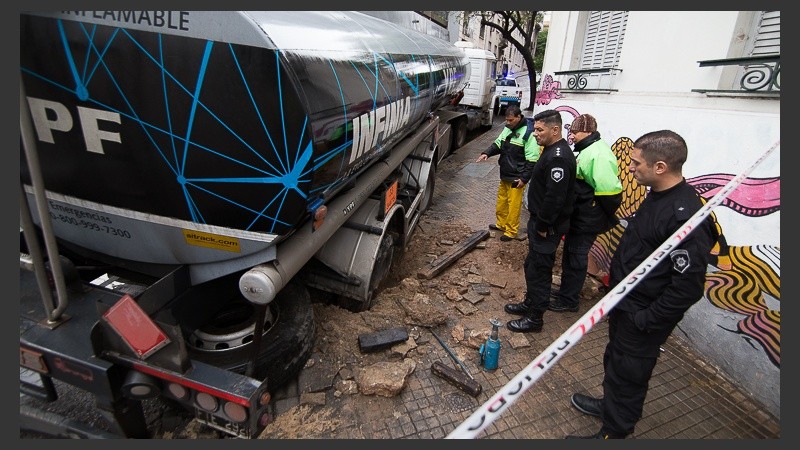 El camión varado en avenida Belgrano y Laprida.