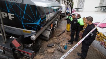 El camión varado en avenida Belgrano y Laprida.