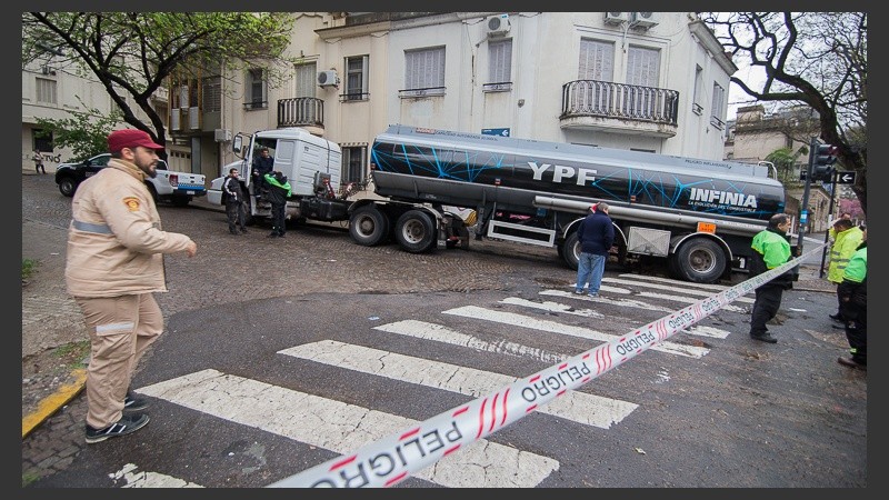 El camión varado en avenida Belgrano y Laprida.