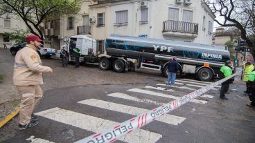 El camión varado en avenida Belgrano y Laprida.