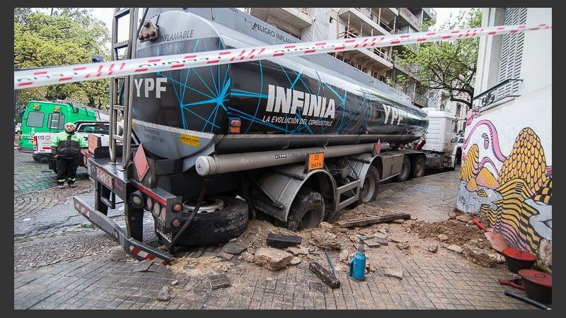 El camión varado en avenida Belgrano y Laprida.