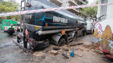 El camión varado en avenida Belgrano y Laprida.