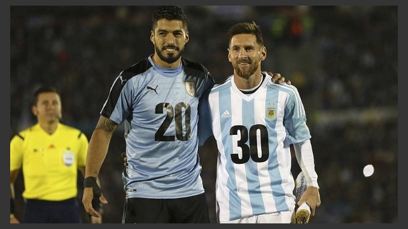 Suárez y Messi promocionando el Mundial 2030 en el último Uruguay-Argentina. 