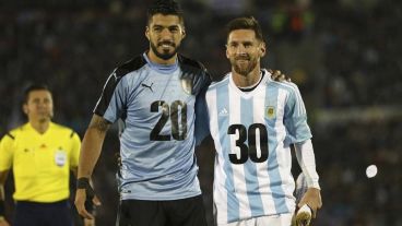 Suárez y Messi promocionando el Mundial 2030 en el último Uruguay-Argentina.