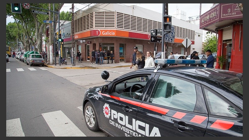 La Policía trabajando en el banco asaltado este viernes. 