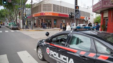 La Policía trabajando en el banco asaltado este viernes.