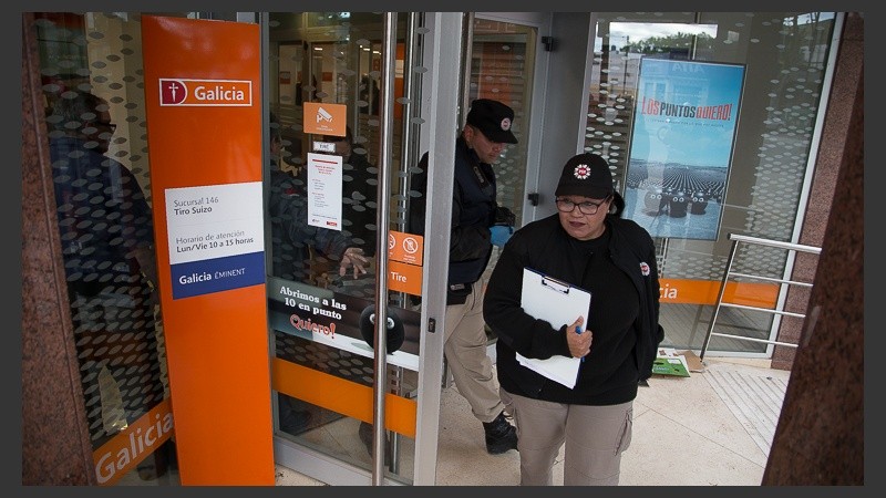La Policía trabajando en el banco asaltado este viernes. 
