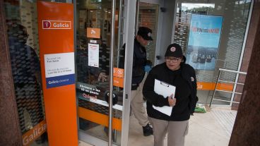 La Policía trabajando en el banco asaltado este viernes.
