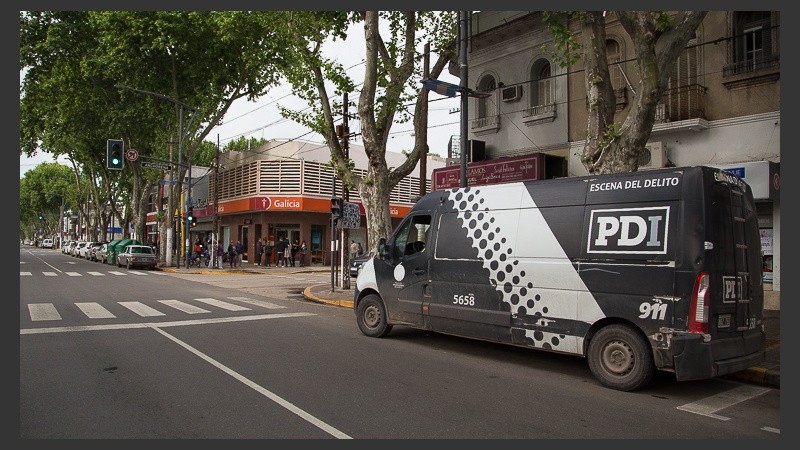 La Policía trabajando en el banco asaltado este viernes. 