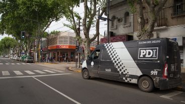 La Policía trabajando en el banco asaltado este viernes.