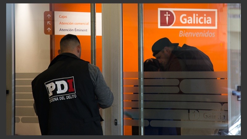 La PDI en el banco poco después del robo. Ahora dio con los responsables.