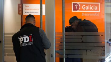 La Policía trabajando en el banco asaltado este viernes.