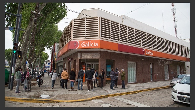 La Policía trabajando en el banco asaltado este viernes. 
