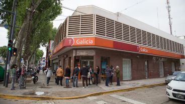 La Policía trabajando en el banco asaltado este viernes.