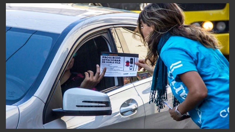 Estacionar en doble fila es una falta grave que aumenta la cantidad de siniestros.