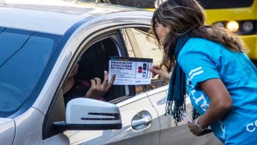 Estacionar en doble fila es una falta grave que aumenta la cantidad de siniestros.