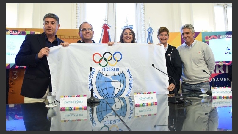 Los miembros de Odesur junto a la intendenta Fein. 