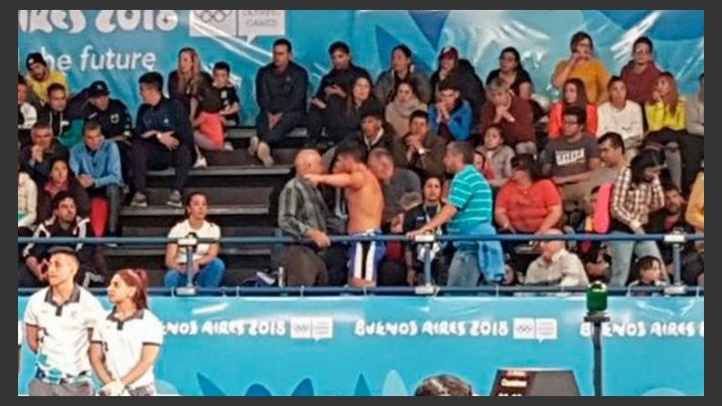 El momento de furia del joven pesista griego. 