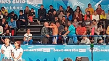 El momento de furia del joven pesista griego.