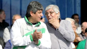 Hugo Moyano y su hijo Pablo durante un acto.