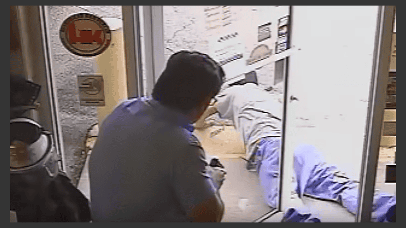 El momento en el que el político mata al ladrón.