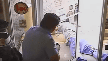 El momento en el que el político mata al ladrón.