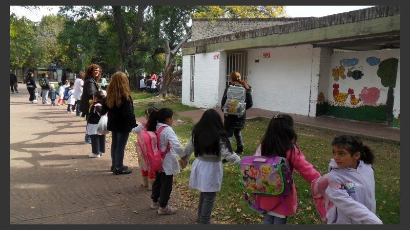 El abrazo a la escuela no frenó a los ladrones.