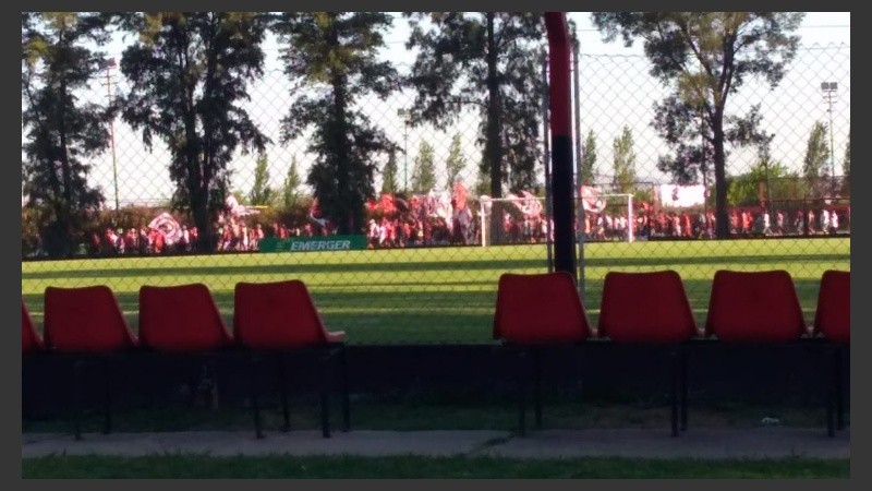 Unos 200 hinchas fueron al predio de Bella Vista.