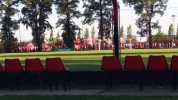 Unos 200 hinchas fueron al predio de Bella Vista.