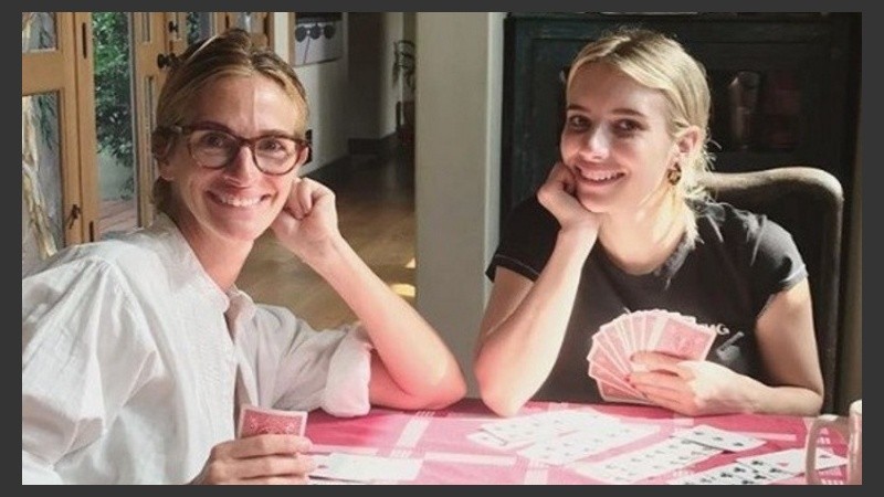 Julia y su sobrina en una foto que generó comentarios negativos.