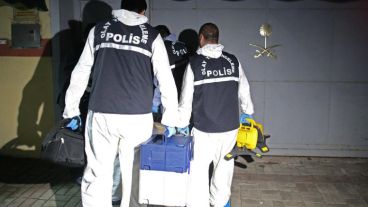 Investigadores turcos entran al consulado.