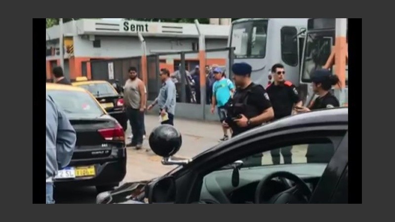 El taxista llegó herido a los galpones de la Semtur.