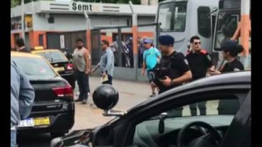 El taxista llegó herido a los galpones de la Semtur.