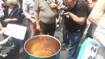 La quema de "facturas impagables" frente a Litoral Gas en Mitre y San Lorenzo.