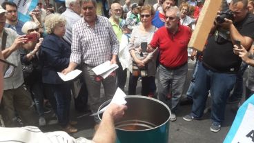 La quema de "facturas impagables" frente a Litoral Gas en Mitre y San Lorenzo.