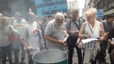 La quema de "facturas impagables" frente a Litoral Gas en Mitre y San Lorenzo.