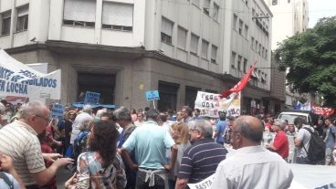 La quema de "facturas impagables" frente a Litoral Gas en Mitre y San Lorenzo.