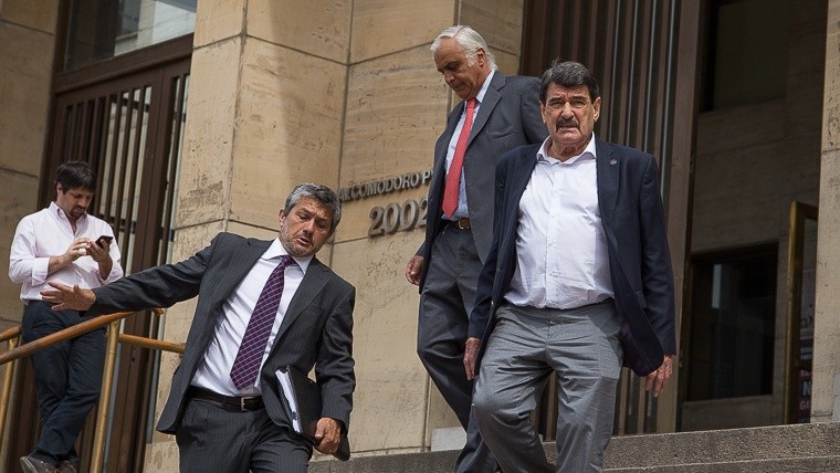 Padoán, al salir de Tribunales junto a sus abogados, en octubre pasado.