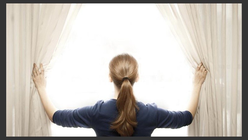 Correr las cortinas es un buen método para cuidarse de los microbios.