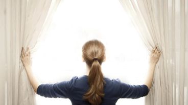 Correr las cortinas es un buen método para cuidarse de los microbios.