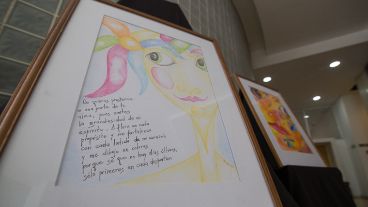 "Flores en el pelo", es el nombre de la muestra.