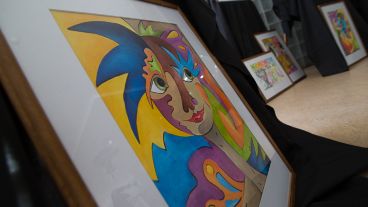 "Flores en el pelo", es el nombre de la muestra.