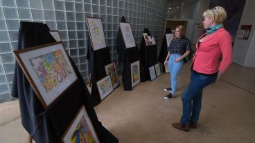 "Flores en el pelo", es el nombre de la muestra.