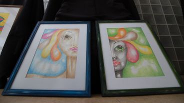 "Flores en el pelo", es el nombre de la muestra.