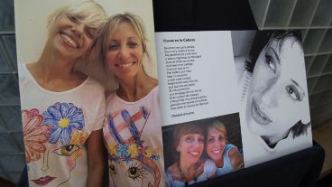 "Flores en el pelo", es el nombre de la muestra.